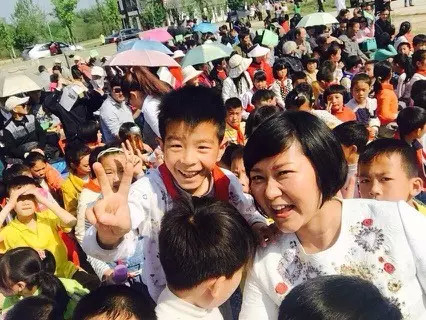 現(xiàn)場(chǎng)看來(lái)，陶真姐姐更是倍受孩子們的歡迎！