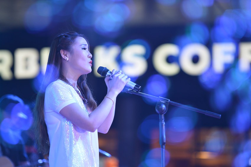 接下來是主播丹丹的《辛德瑞拉》，作為一個音樂節(jié)目的主播，唱歌當然都是毛毛雨。