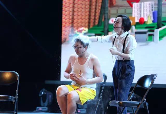 隨后一秒鐘，畫風(fēng)突變，楊奕遭夢(mèng)茹慘虐！