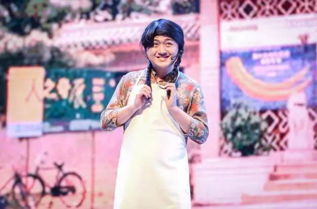 小品《那些年我們錯(cuò)過的一支舞》，主播樂天、張嵩的裝扮你給打幾分？