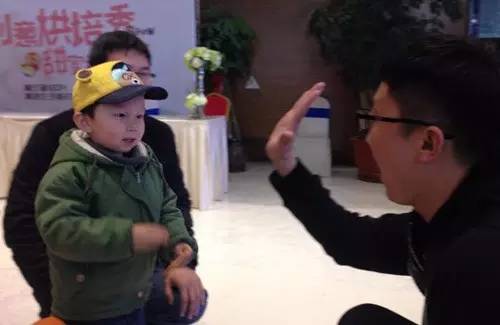 老楊你真心的是童心未泯啊，來，跟叔叔Give Me Five！