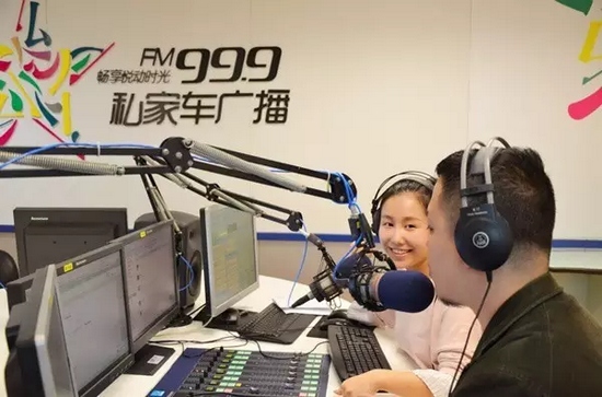 美女嘉賓來做客直播間，麥姐看莫非的眼神，嘖嘖，愛一個(gè)人是什么感覺？