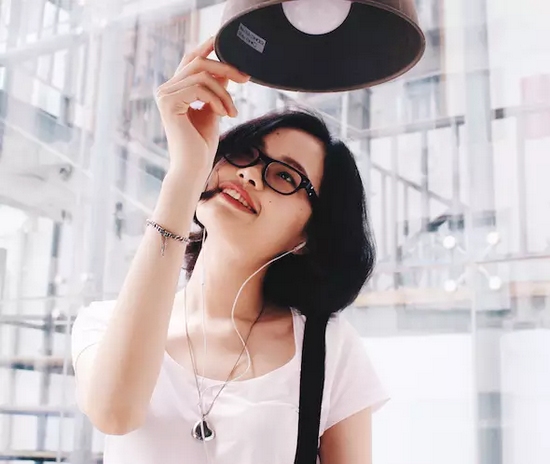 當(dāng)然，怎么能少的了美女出鏡？