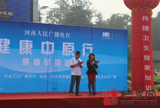 主持人與現(xiàn)場市民進(jìn)行互動(dòng)