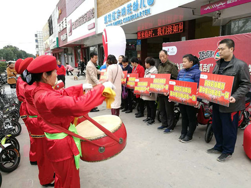 10月29日 河南體彩鶴壁分中心向獲獎(jiǎng)彩民頒發(fā)15輛電動(dòng)車