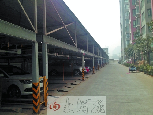 中原區(qū)新禧園小區(qū)，靠著圍墻的空地，建成兩層立體車(chē)庫(kù)。