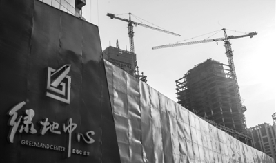 　　萬科、碧桂園、綠地等房企1月業(yè)績沖高。圖為綠地旗下的“天價(jià)”樓盤綠地中心。 新華社記者 張宇 攝