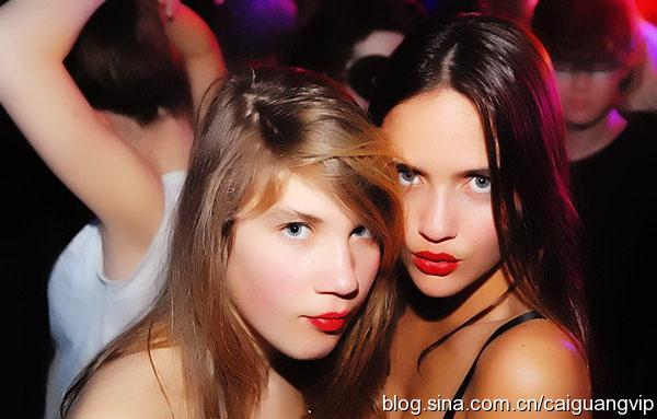 倫敦夜店美眉愛耍酷(圖)