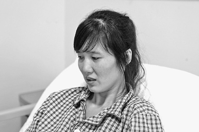 郭萍先做完手術(shù)的左腳剛剛拆線，但還打著石膏，鋼釘也尚未取出