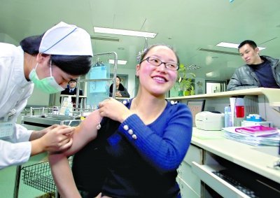 昨日，向雪敏在同濟(jì)醫(yī)院血液科病房打動員劑，丈夫陳武右在身后注視著妻子 記者傅克強(qiáng)