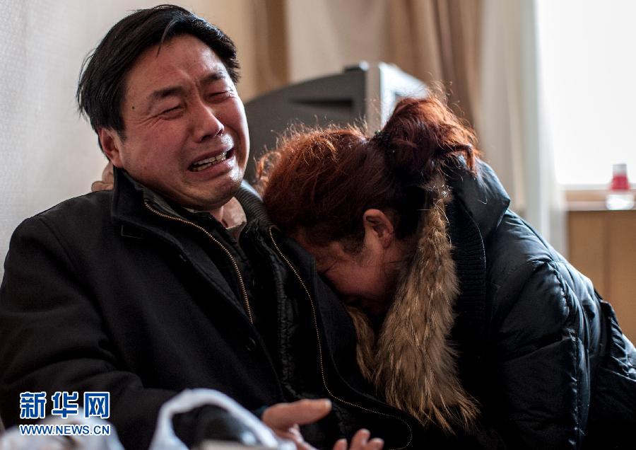 2月5日，遇難大學(xué)生郭培（化名）的父母抱頭痛哭。