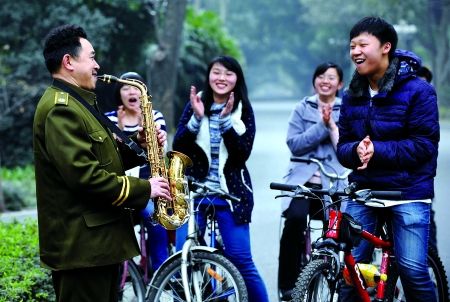 自學(xué)三種樂(lè)器，大學(xué)保安哥夢(mèng)想開音樂(lè)會(huì)