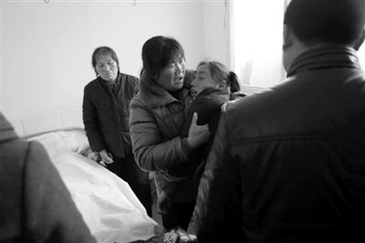 　　2月28日，薛集鎮(zhèn)秦集衛(wèi)生院一房間內(nèi)，親屬在勸哭泣的遇難者張晴的母親。