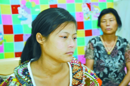 王學(xué)鳳望著女兒，一言不發(fā)