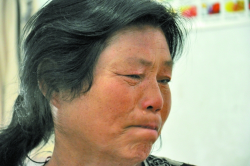 談及女兒的病情，王學(xué)鳳不禁哭了出來