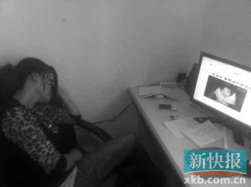 遇難孩子的母親向記者展示女兒生前的照片，一邊掩面而泣