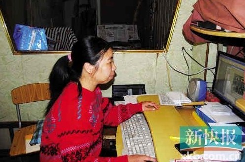 在狹小簡陋的住處，陳敏莉最專注的事情是通過網(wǎng)絡即時了解公益信息