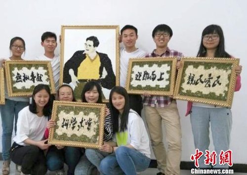 大學生們?yōu)榧o念焦裕祿，用黑豆、綠豆、大米等糧食在硬紙板上創(chuàng)作的糧食畫