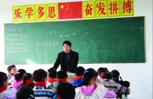 張從友先把妻子帶到學(xué)校，然后會準時為學(xué)生們上課