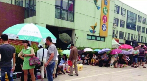 金壇市實驗幼兒園門前，家長在排隊