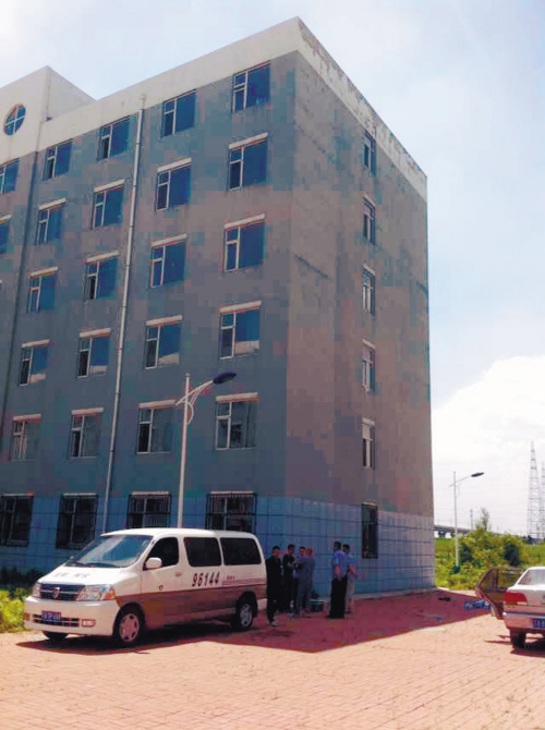 現(xiàn)場(chǎng)被警方封鎖，圈內(nèi)為死者遺體位置