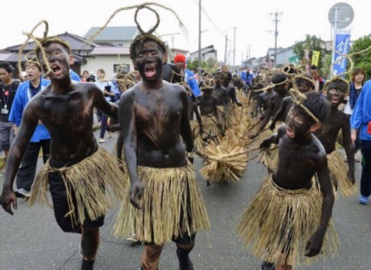 日本福岡小學生煤煙灰涂身扮“鬼”游行