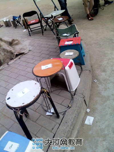 17號(hào)中午，鄭州市金水區(qū)實(shí)驗(yàn)小學(xué)就已經(jīng)開始出現(xiàn)排隊(duì)等待報(bào)名的長(zhǎng)龍了！