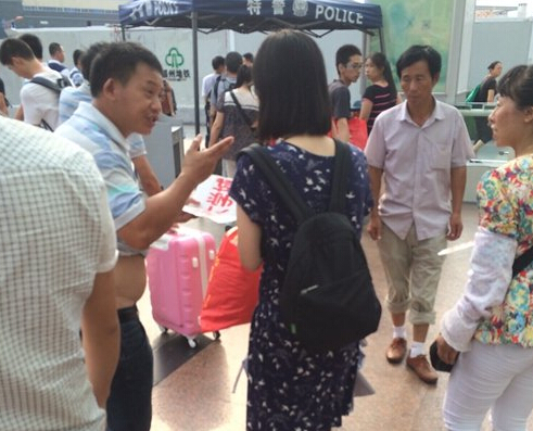 女大學(xué)生一出站，黑車(chē)的拉客仔就圍上招攬