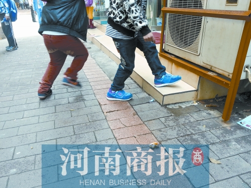 路邊，兩個小學(xué)生正在扔“臭屁炸彈