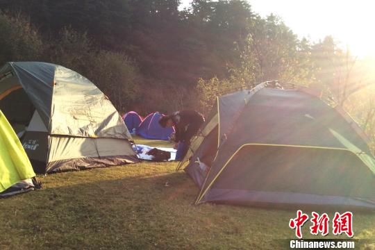 圖為南昌驢友在整理帳篷設備