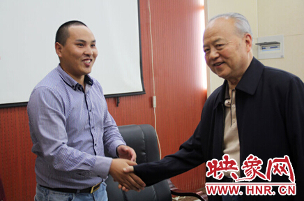 映象教育總監(jiān)班朝陽(yáng)與周恩來(lái)侄女周秉宜、中央警衛(wèi)局原副局長(zhǎng)、少將高振普親切交談