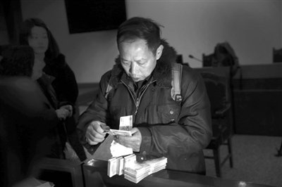 　昨日，從四川老家趕來(lái)的藍(lán)田忠，從房山法院執(zhí)行法官手里領(lǐng)到了自己的賠償款。他和15名工友在房山一煤礦