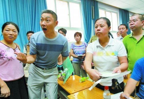 小升初“復(fù)議”現(xiàn)場，一些孩子被分得“遠(yuǎn)”的家長討說法