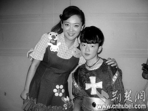 楊光參加央視節(jié)目表演時(shí)，同主持人月亮姐姐合影