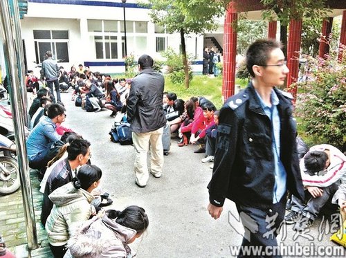 派出所院子里，擠滿了被解救的傳銷人員