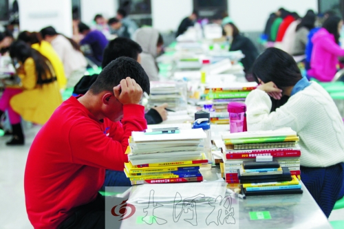 偌大的食堂里，很安靜