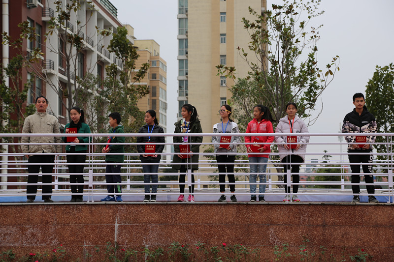 工會主席李玉和（左一）為美術繪畫組學生頒發(fā)證書