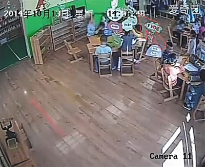 幼兒園監(jiān)控畫面顯示，小健曾被推搡、拉扯（紅箭頭處）