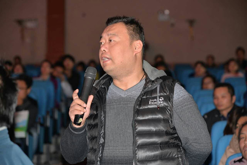 講座結(jié)束家長朋友踴躍提問，請專家答疑解惑