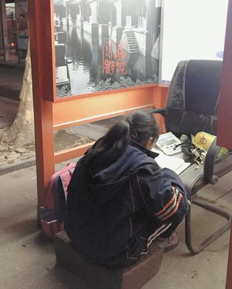 電話亭就是曉華的書房，她在這里做了5年作業(yè)