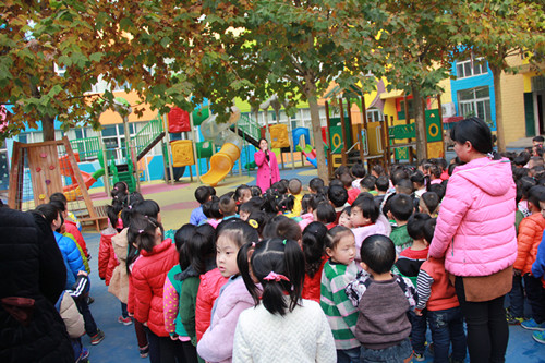 全園師生安全撤離到操場(chǎng)