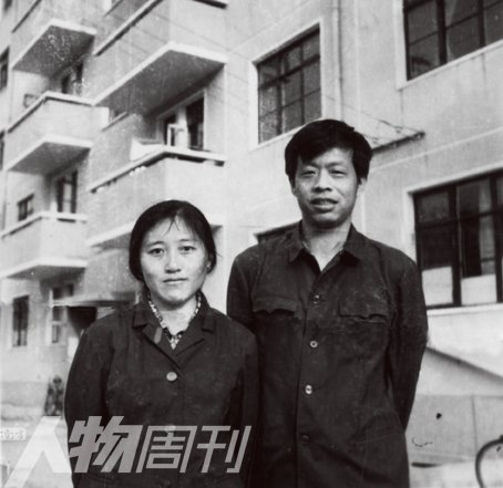 1980年，李銀河與王小波結(jié)婚時(shí)在宿舍樓下