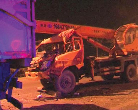 沒(méi)有駕照，還開(kāi)了輛無(wú)牌吊車 能有啥結(jié)果？