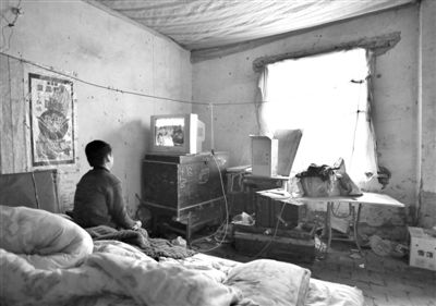 11月21日，武文英小兒子中午放學(xué)回家坐在床上看電視，母親進(jìn)看守所之后，小兒子變得沉默寡言。