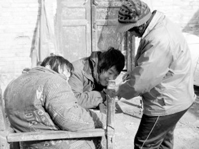 去年年初，武文英和雙胞胎腦癱兒子。圖片來(lái)源/《周口晚報(bào)》