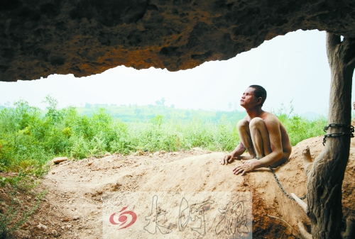 今年8月28日本報發(fā)過的程相濤被“鎖養(yǎng)”山洞的照片