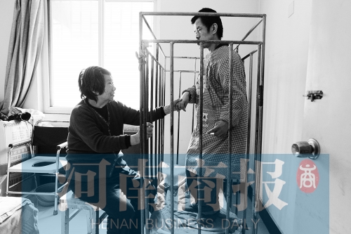 一天24小時(shí)，彭偉慶都只在鐵籠里活動(dòng) 張郁/攝