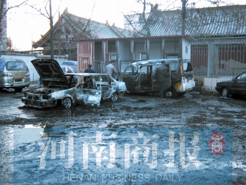 現(xiàn)場(chǎng)，兩輛車被燒得只剩骨架