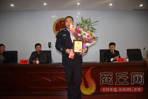 高兵雷是睢陽區(qū)檢察院一位檢察干警，在去鄭州捐獻造血干細胞時，他所在的單位為他組織了熱烈的歡送儀式