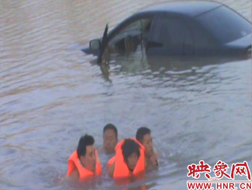 韓明、賈建峰，馮先忠三位市民奮力營救落水者